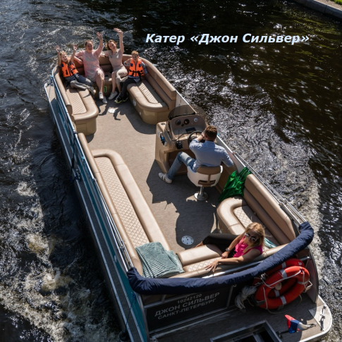 Катание на катере во время разведения мостов