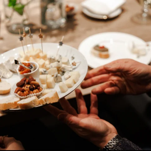 Арт-встречи и винные дегустации с искусствоведом в центре Петербурга