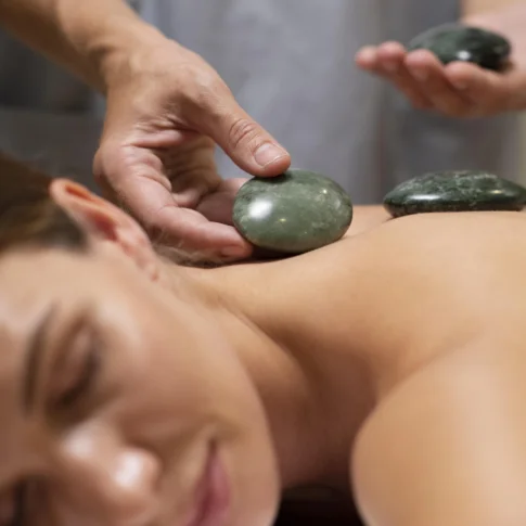 Массаж горячими камнями