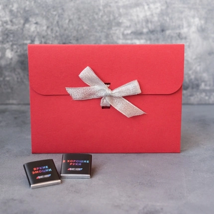 Красный подарочный конверт + шоколад