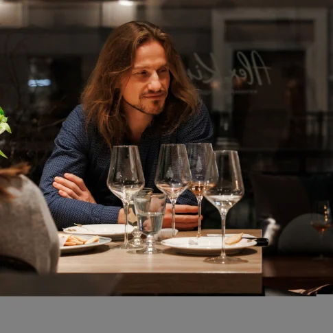 Арт-встречи и винные дегустации с искусствоведом в центре Петербурга