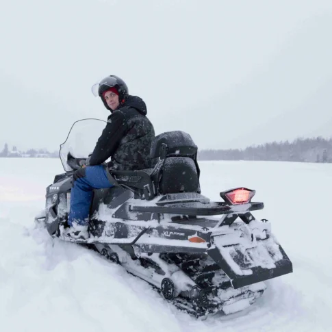 Катание на мощном канадском снегоходе по лесному маршруту