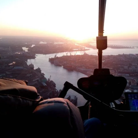 Полет на вертолете над центром Петербурга