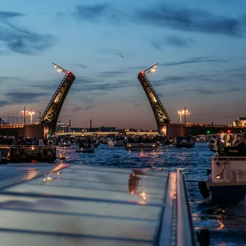 Катание на катере во время разведения мостов