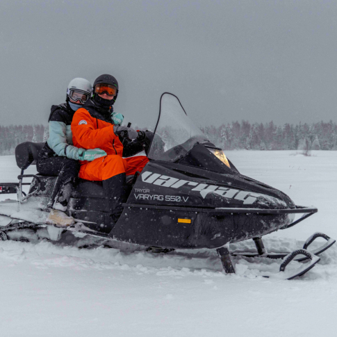 Прогулка на двухместном снегоходе в городе Сортавала